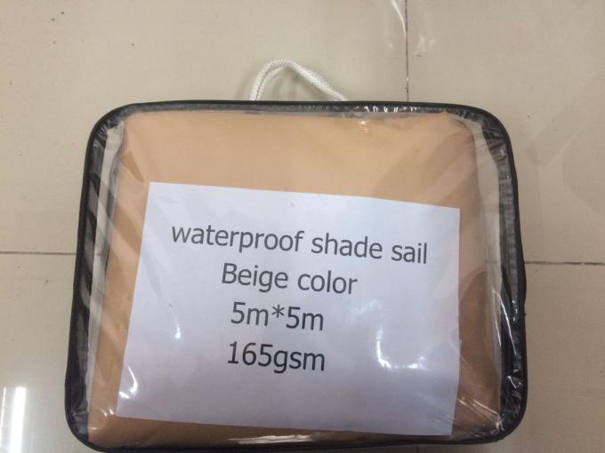 L'auvent imperméable beige de voile de jardin de polyester pour la voiture empêchent l'eau et la lumière du soleil